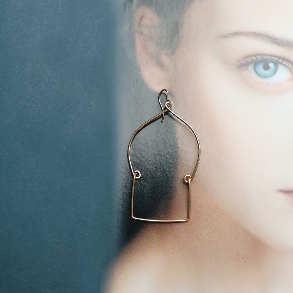 Chrissi Earrings, Purely Wired, One-of-a-kind, earring, Abstract, dangling, chandelierEarrings, Minimal Earrings, light weight, Unique, Wearable Art, Sheila Westera Jewellery, jewelry, London design, Swiss made, Gold, Abstract Jewel