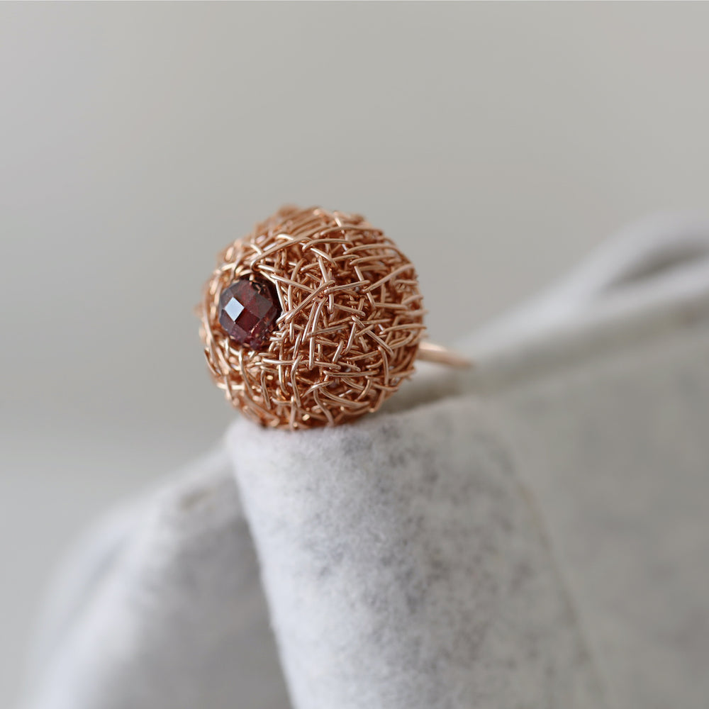 Vera, Purely Wired Collection, Small rings, Rosegold, Garnet, small Faceted stone ring, Bordeaux stone Ring, Sheila Westera Jewellery, Statement jewelry, one-of-a-kind, unique, wearable art, London design, Swiss made